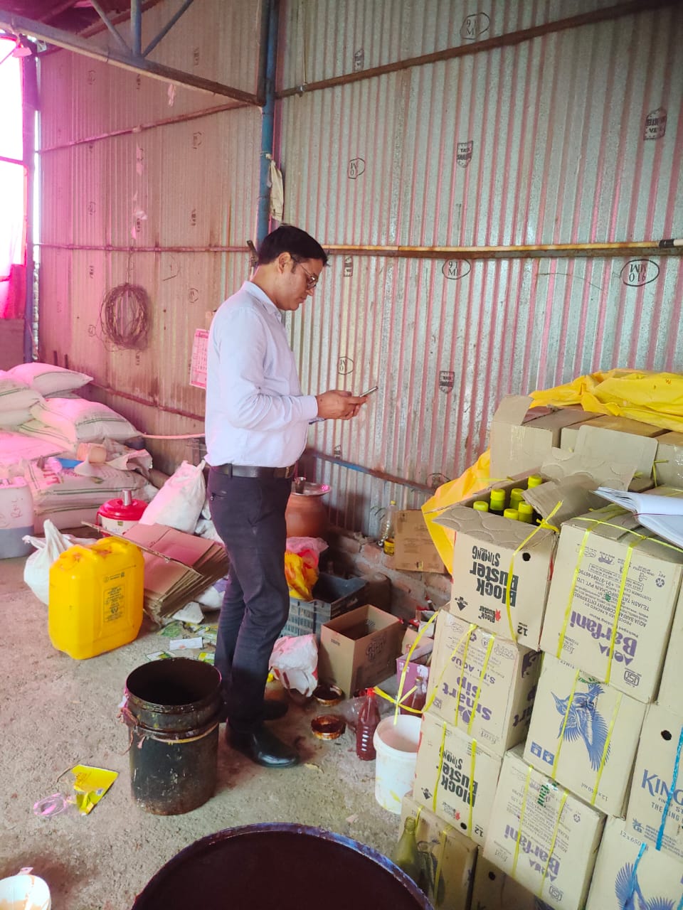 रांचीः कमड़े में अवैध सॉस फैक्ट्री में छापा, 4020 लीटर सॉस व 960 लीटर विनेगर जब्त