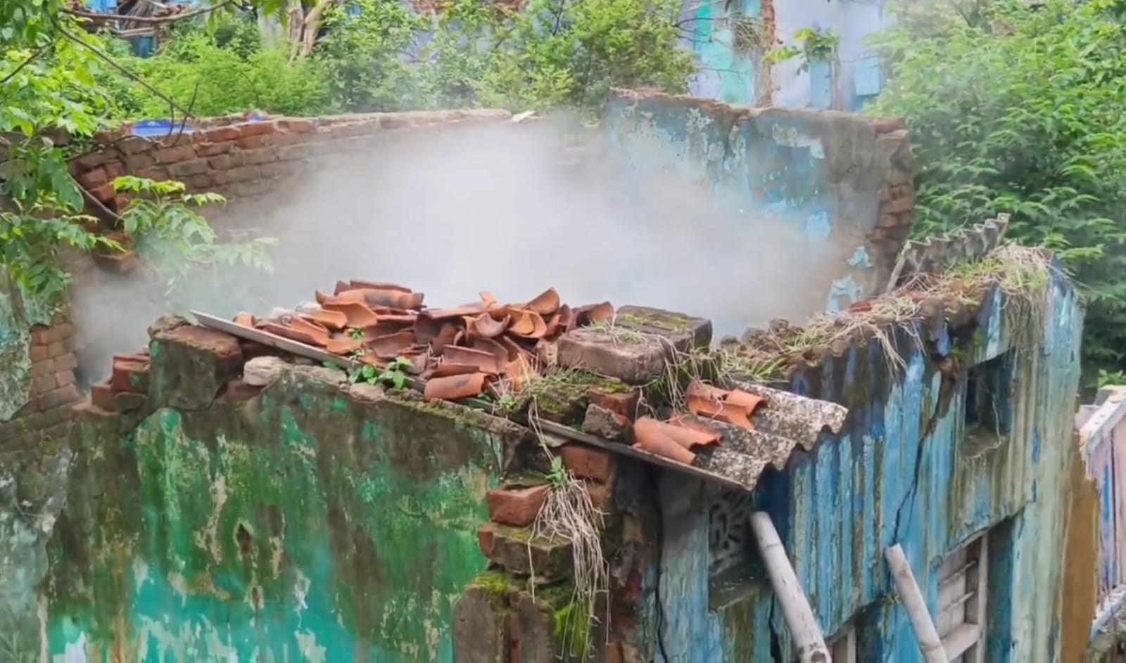 झरिया में भू-धंसान, घर जमींदोज, बाल-बाल बचा परिवार