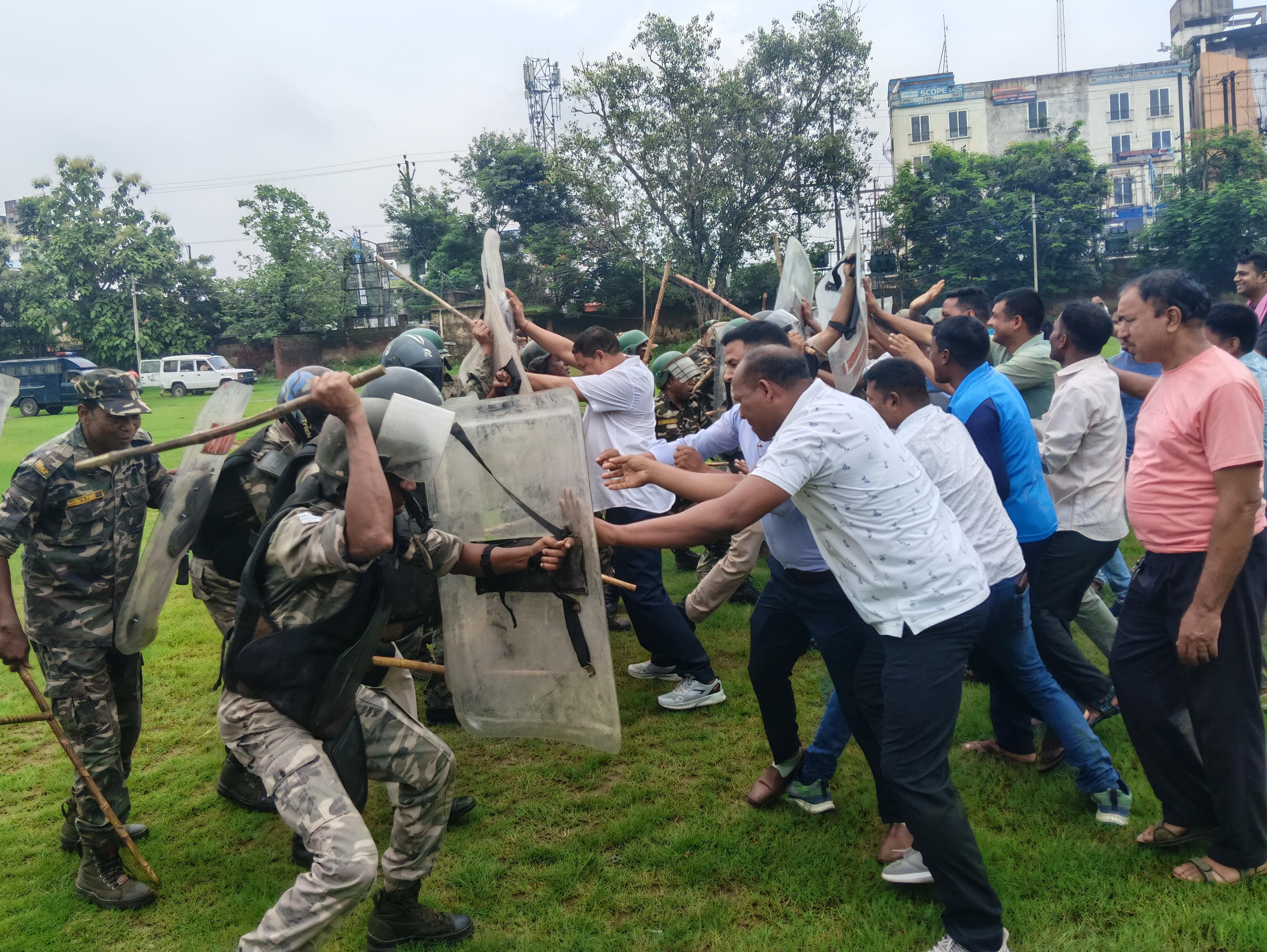 धनबादः मोहर्रम को लेकर पुलिस सतर्क, उपद्रवियों से निबटने का हुआ मॉक ड्रिल