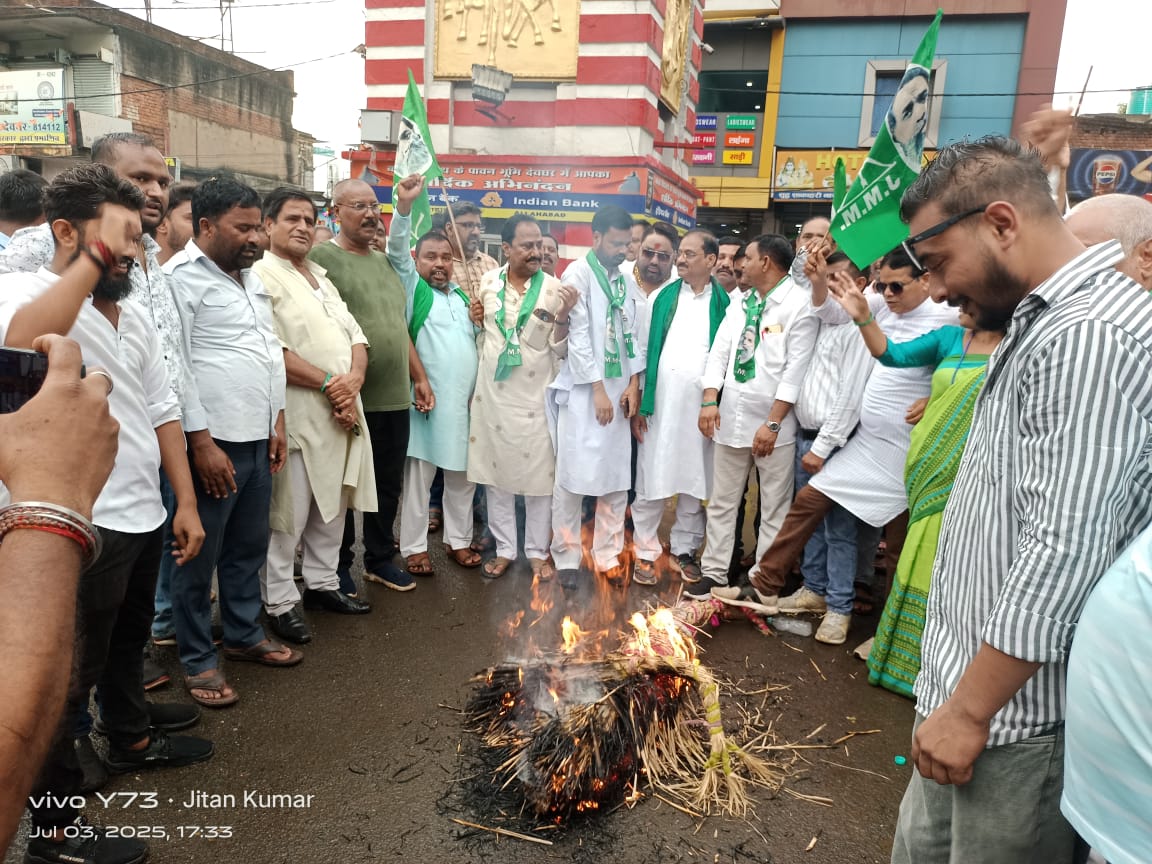 देवघरः भोगनाडीह घटना के विरोध में झामुमो ने बीजेपी का पुतला फूंका