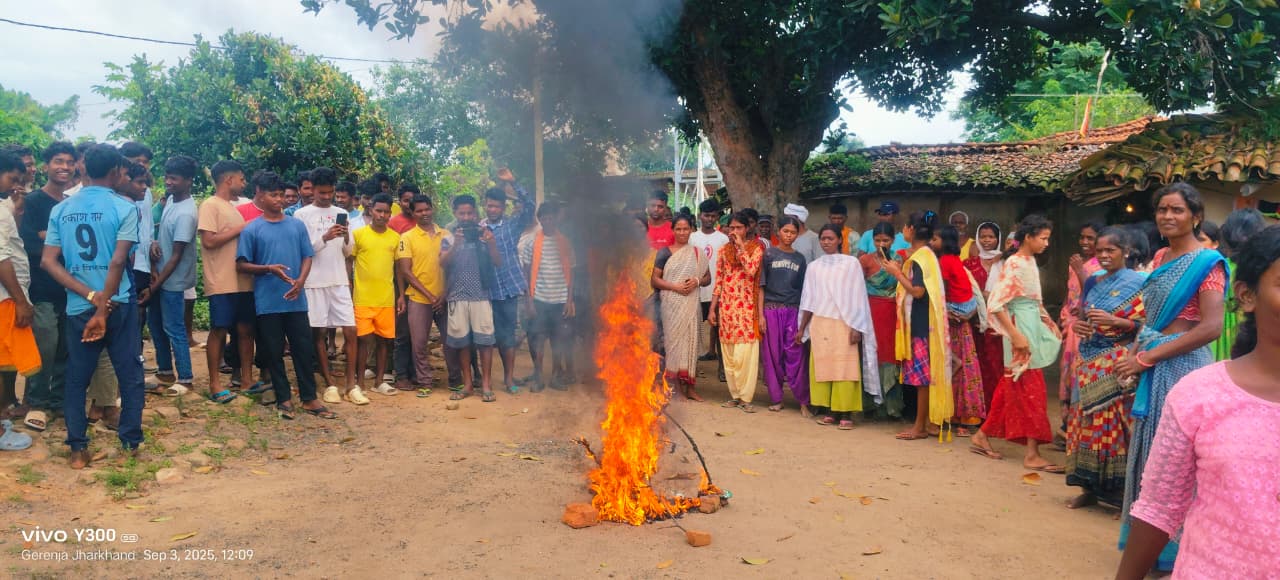 लातेहारः ग्रामीणों ने NTPC से मिली साड़ि‍यां जला कर किया विरोध