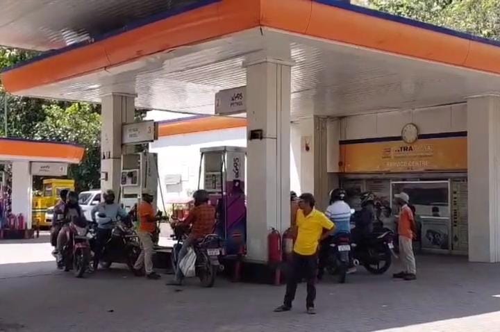 धनबाद में अब बिना हेलमेट वालों नहीं मिलेगा पेट्रोल
