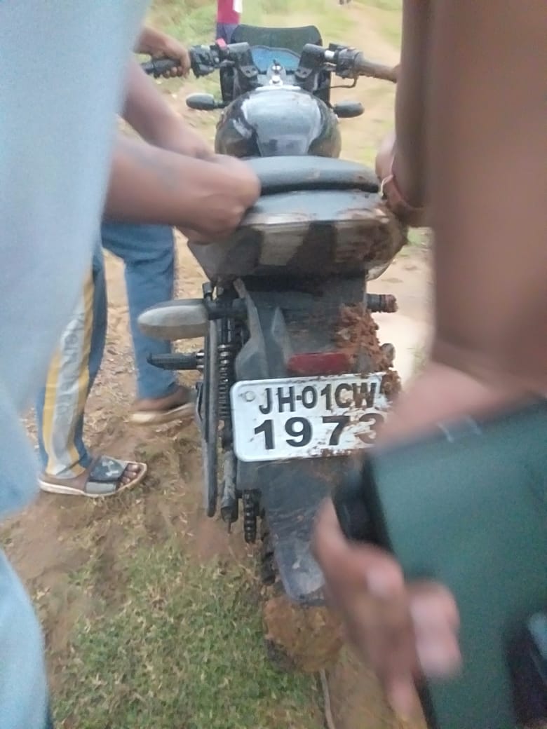 जमशेदपुर की आभूषण दुकान में लूट के बाद दलमा की ओर भागे लुटेरे, दो बाइक बरामद