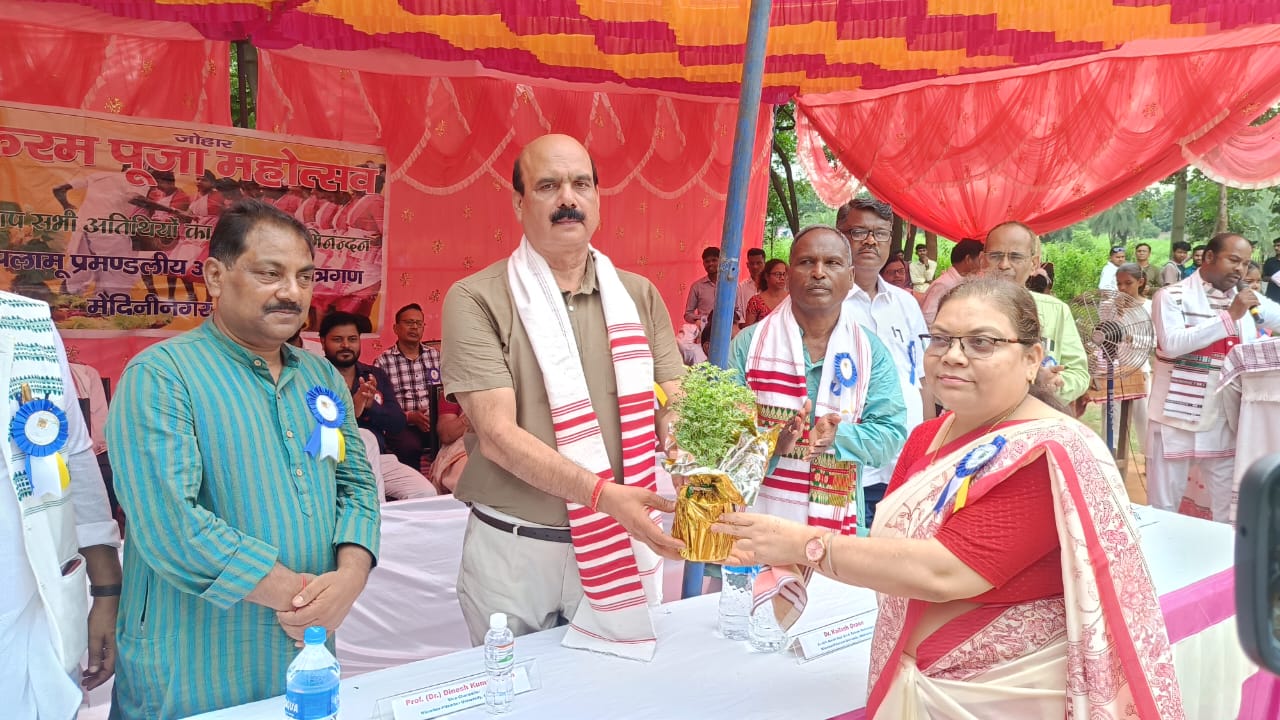 पलामूः जीएलए कॉलेज के छात्रावास में धूमधाम से मनाया गया करमा