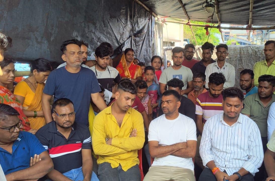 धनबादः मोनेट वाशरी गेट से तीसरे दिन भी नहीं उठा जादू महतो का शव, परिजन नौकरी की मांग पर अड़े