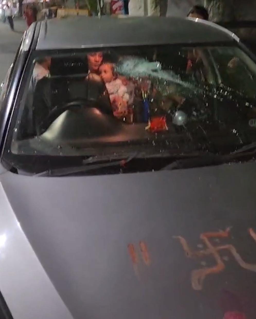 धनबादः सरायढेला में वाहन जांच के दौरान पुलिस ने तोड़ा कार का शीशा, बच्चे को लगी चोट