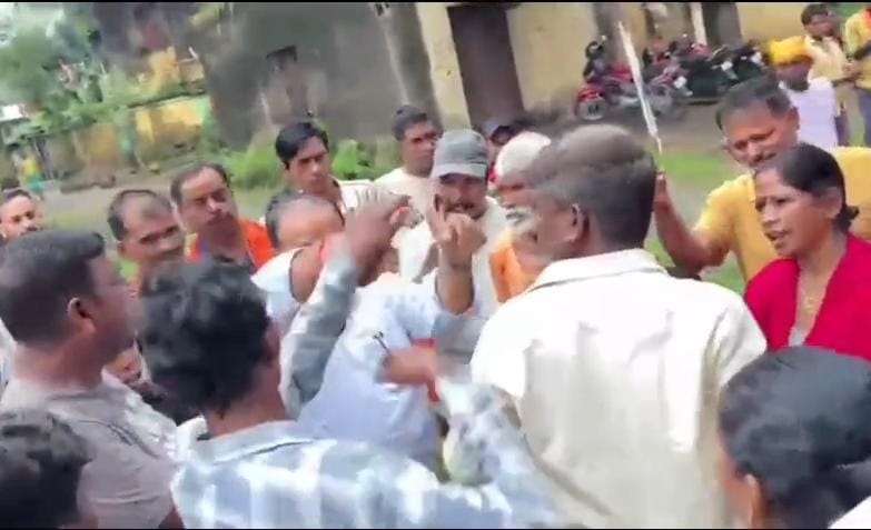 धनबादः बिजली संकट के विरोध में ग्रामीणों का प्रदर्शन दूसरे दिन भी जारी