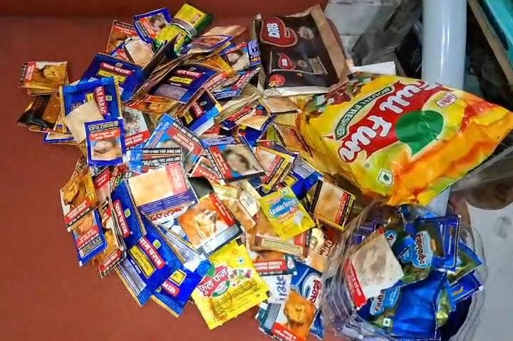 धनबादः सरायढेला की डेयरी दुकान में छापा, गुटखा व नशीले पदार्थ जब्त
