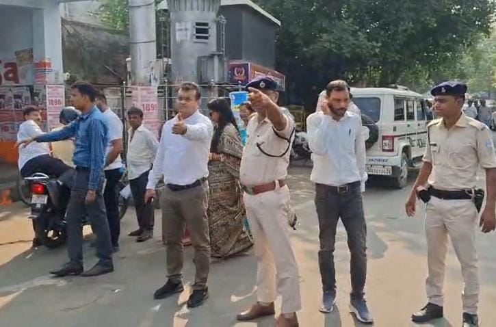 धनबाद में सड़क सुरक्षा अभियान, वाहनों पर रेडियम स्टिकर लगा किया जागरूक