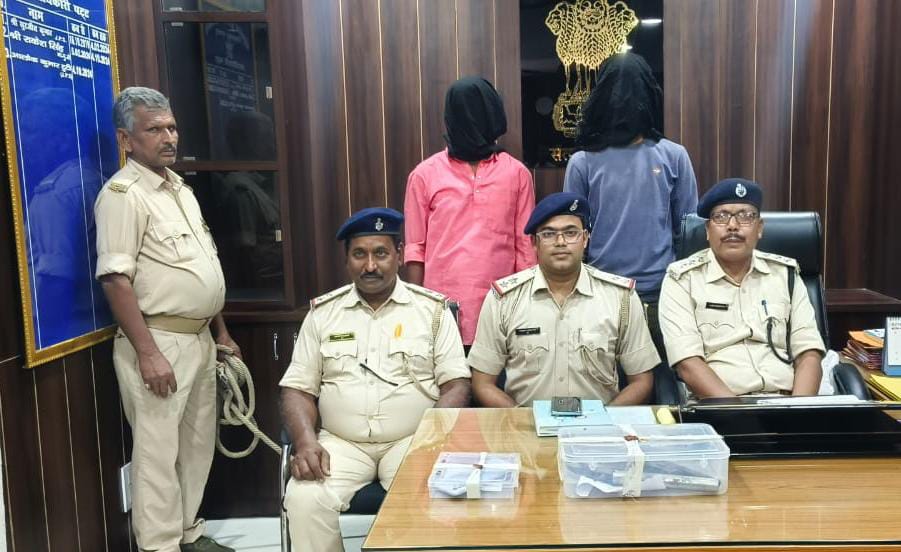 पलामू: अमरावती पुल के पास 2 युवक हथियार के साथ गिरफ्तार