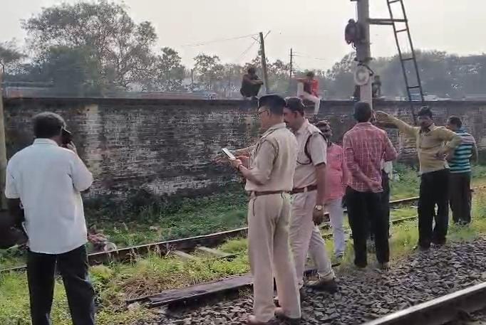 धनबादः बरमसिया में रेलवे ट्रैक पर मिला बुजुर्ग का शव, जांच में जुटी पुलिस