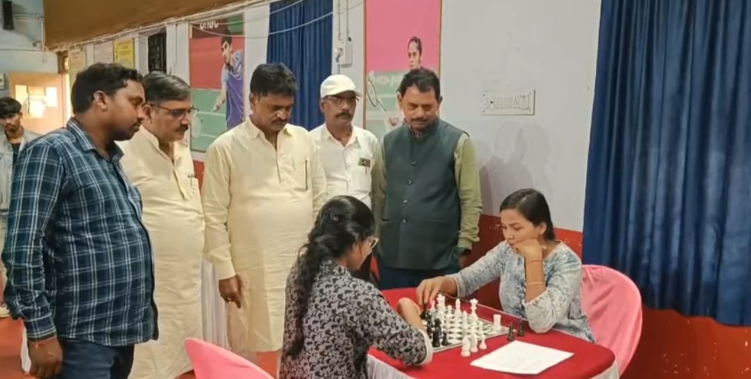 गिरिडीहः सांसद खेल महोत्सव शुरू, विधायक नागेंद्र महतो व जिप अध्यक्ष ने किया उद्घाटन