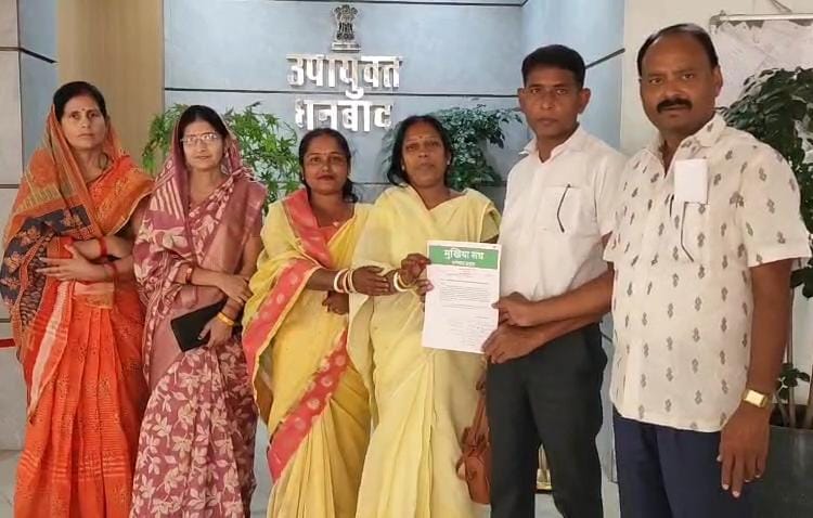 धनबादः सरकार आपके द्वार कार्यक्रम का खर्च अटका, मुखियाओं ने डीसी को सौंपा ज्ञापन