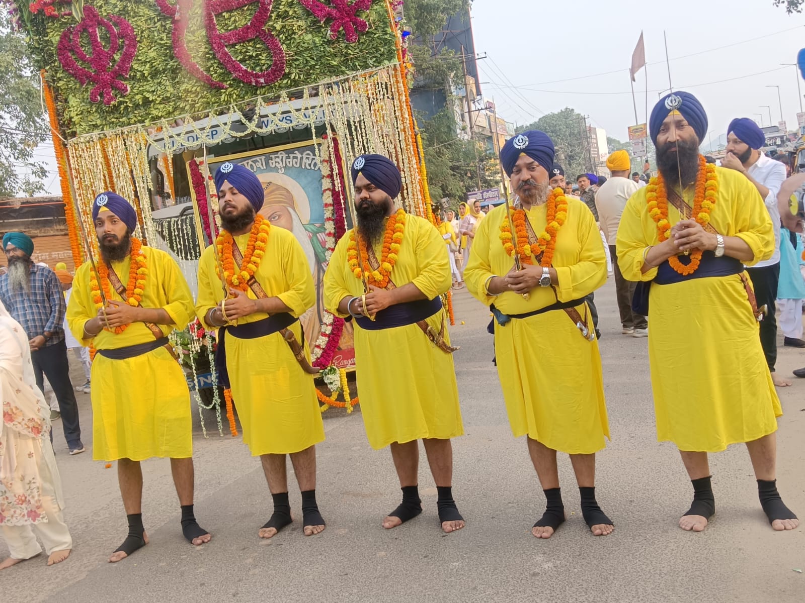 रामगढ़ः गुरु नानक देव के प्रकाशोत्सव पर निकली भव्य शोभायात्रा