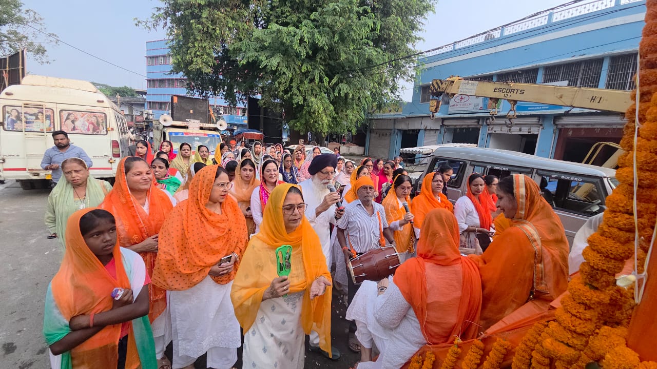 गिरिडीहः गुरु नानक देव के प्रकाश पर्व पर निकली शोभायात्रा, सबद कीर्तन से निहाल हुई संगत