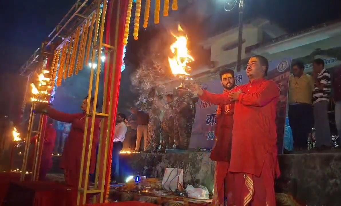 धनबादः नमामि गंगे कार्यक्रम में दीपों से जगमगाया राजेंद्र सरोवर