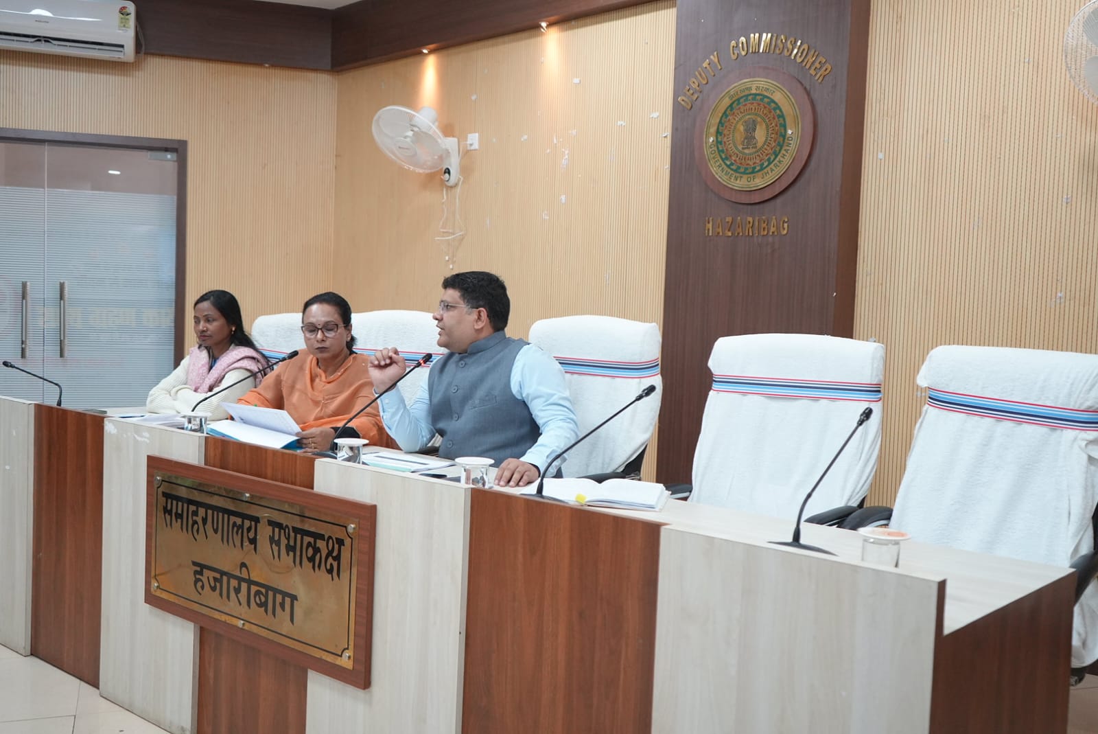 हजारीबागः डीसी ने की समाज कल्याण विभाग की योजनाओं की समीक्षा, अधिकारियों को निर्देश