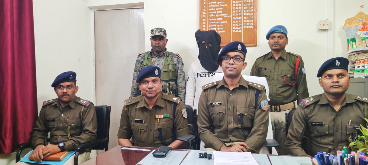 चक्रधरपुरः ब्राउन शुगर बेच रहा युवक गिरफ्तार, 68 पुड़िया ब्राउन शुगर जब्त