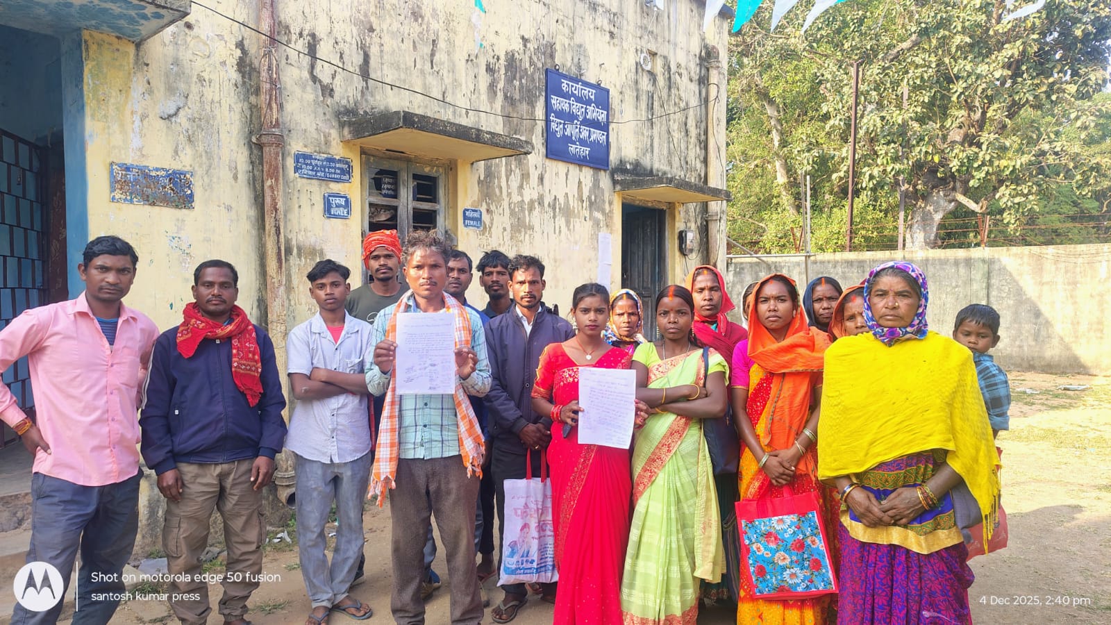 लातेहारः ट्रांसफार्मर खोलकर ले गए चोर, गांव में अंधेरा, मामला दर्ज