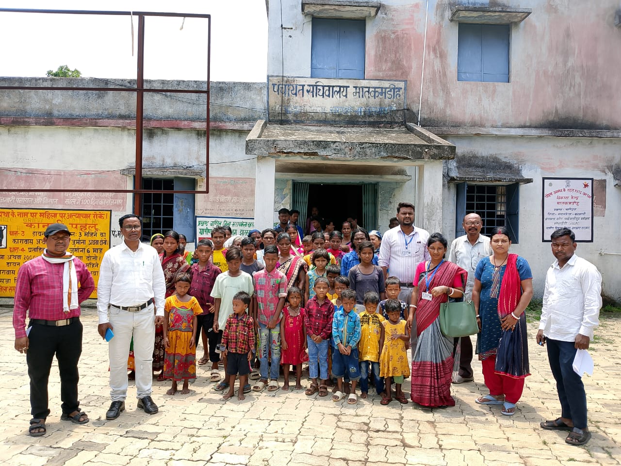 सरायकेला : बेसहारा बच्चों को चिह्नित करने साथी समिति ने लगाया शिविर