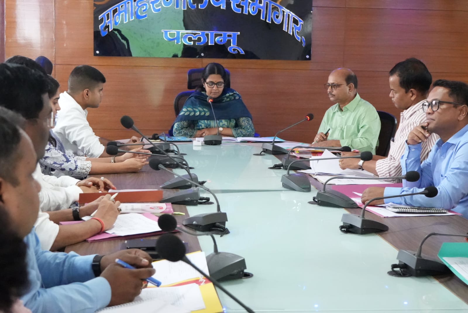 पलामूः दाखिल-खारिज के लंबित मामलों को जल्द निबटाएं- डीसी