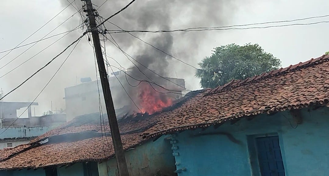 चाईबासाः घर में लगी आग, दस लाख की संपत्ति जलकर राख