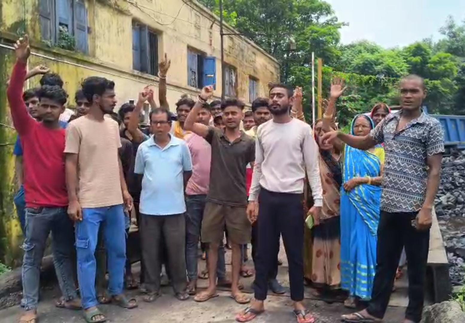 धनबादः भौरा में विस्थापितों का फूटा आक्रोश, BCCL का कांटा घर किया जाम