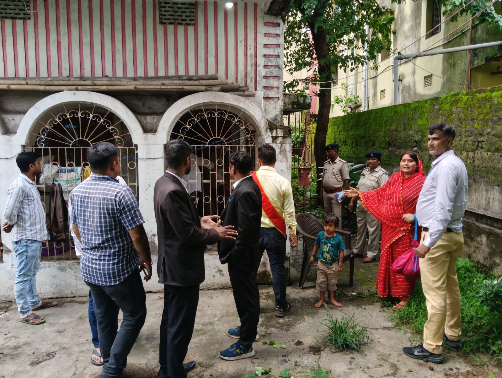 धनबादः पिता-पुत्र के बीच जमीन विवाद में कोर्ट के आदेश पर पुलिस ने दिलाया कब्जा