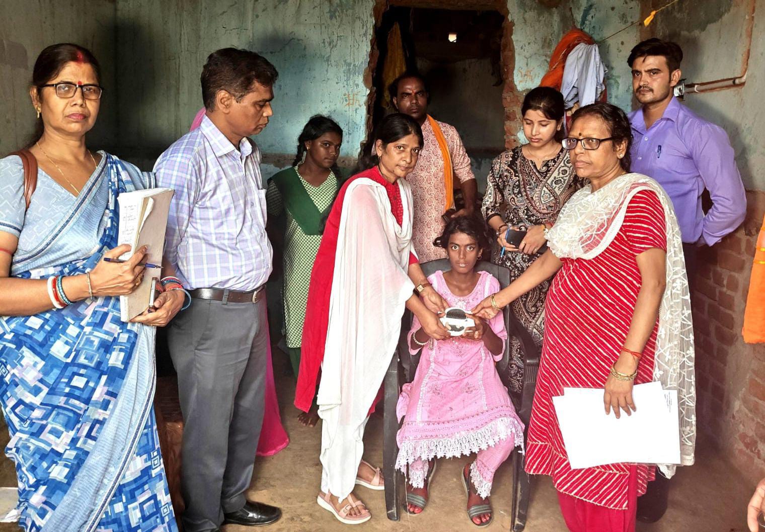 धनबादः सीएम के निर्देश पर दिव्यांग बच्ची को मिली कान की मशीन