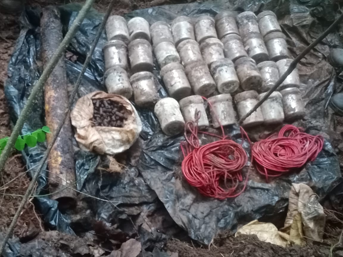 चाईबासाः नक्सलियों की बड़ी साजिश नाकाम, 30 IED बरामद