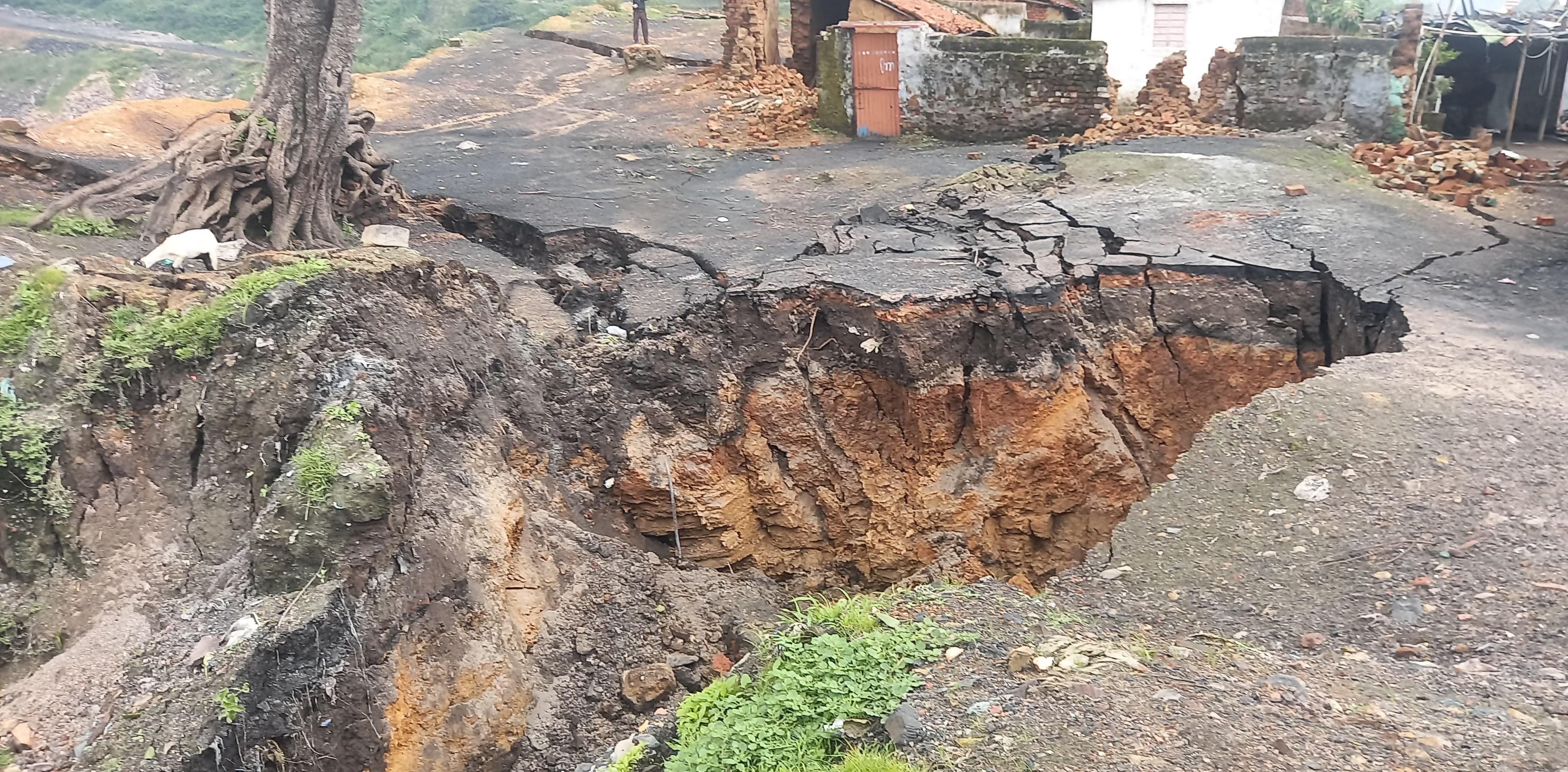 धनबादः कतरास के केशलपुर में भू-धंसान से कई घर क्षतिग्रस्त