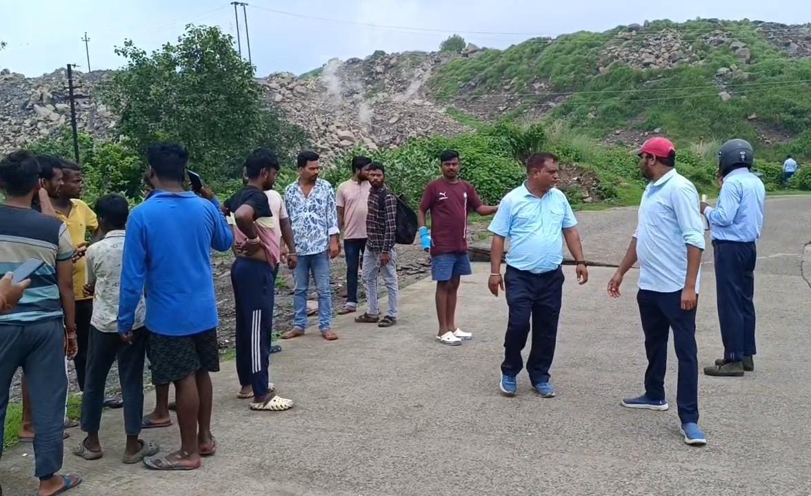 धनबादः 44 करोड़ से बनी सड़क धंसी, निर्माण में भ्रष्टाचार का आरोप