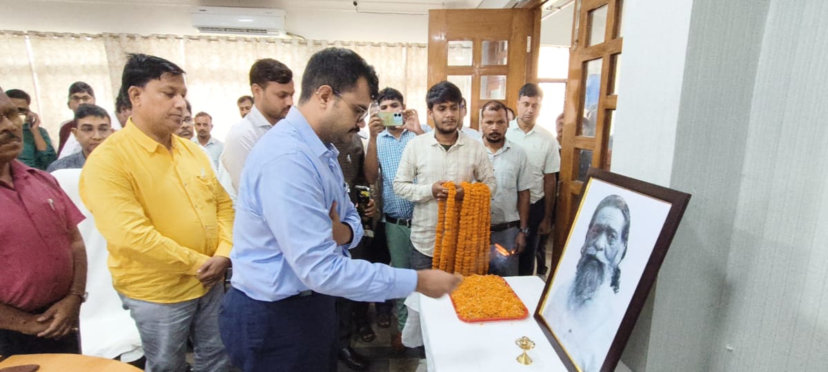 लातेहारः गुरुजी के निधन पर समाहरणालय में शोकसभा