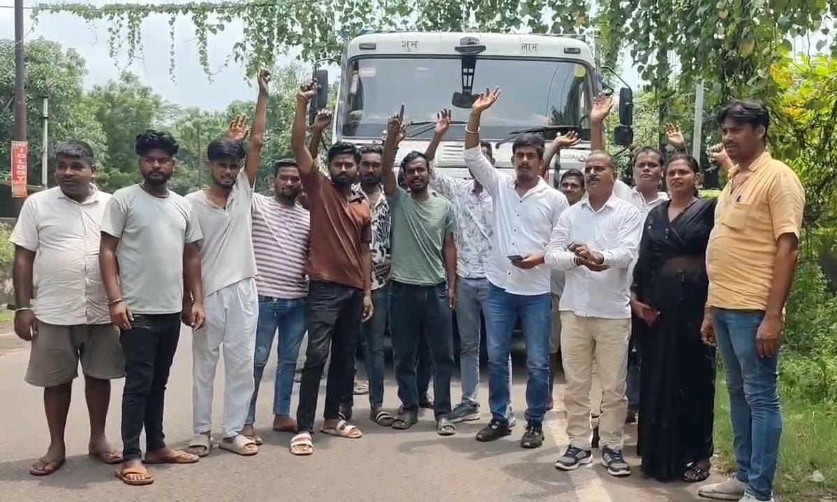 धनबादः जनता श्रमिक संघ ने भौंरा में BCCL व सेल की ट्रांसपोर्टिंग रोकी