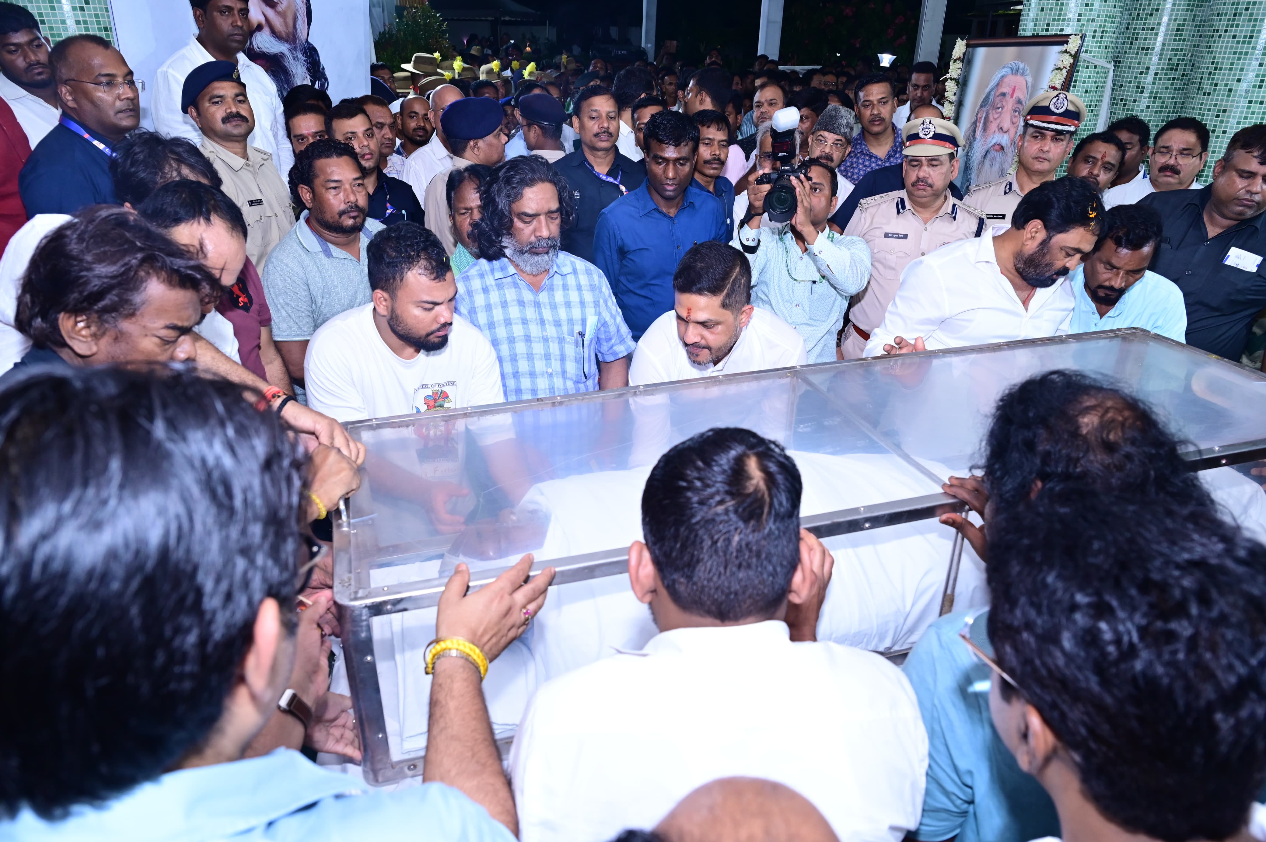दिशोम गुरु आखिरी जोहार : शिबू सोरेन का पार्थिव शरीर पहुंचा उनके आवास, अंतिम दर्शन को लगा तांता
