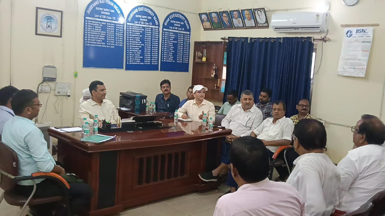 धनबादः त्योहारी सीजन में निर्बाध बिजली आपूर्ति को लेकर DVC- JBVNL अधिकारियों के साथ बैठक