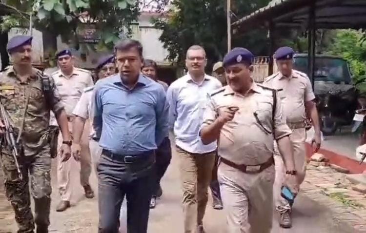 धनबादः पुलिसिंग व्यवस्था को सुदृढ़ बनाने वरीय अधिकारियों ने एक-एक थाना को लिया गोद