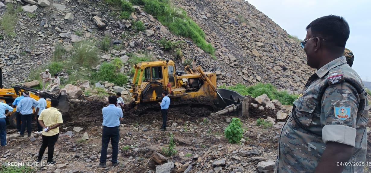 धनबादः बस्ताकोला में बंद खदान पर चला बुलडोजर, अवैध खनन स्थल ध्वस्त