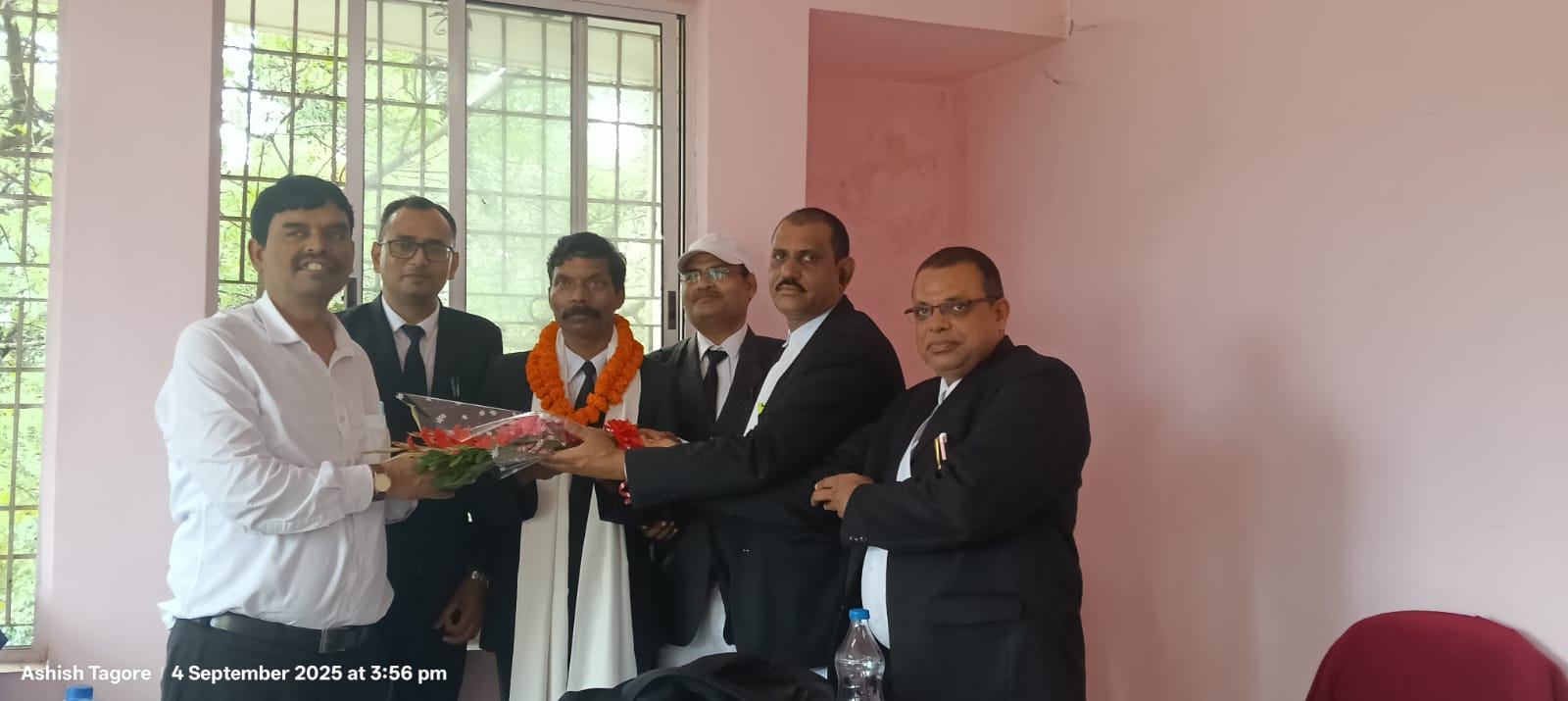 लातेहारः अपर लोक अभियोजक मनोज लकड़ा को दी गई विदायी