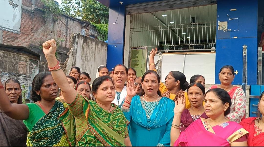 पलामूः बेलवाटिका चौक पर शराब दुकान के विरोध में फूटा महिलाओं का गुस्सा, किया प्रदर्शन