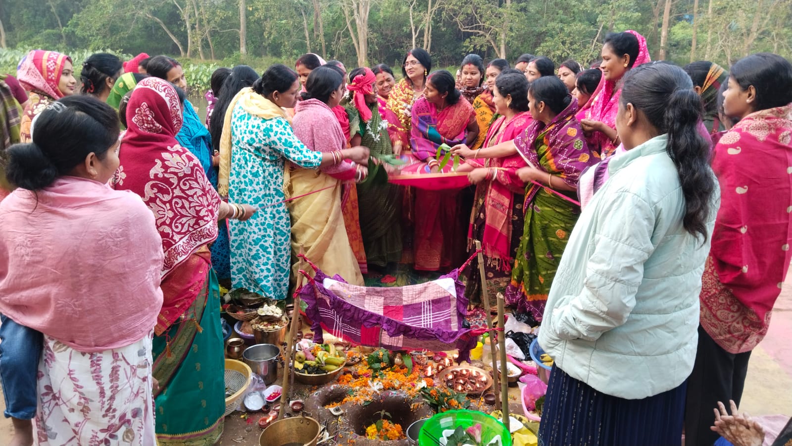 चक्रधरपुरः कार्तिक पूर्णिमा पर श्रद्धालुओं ने लगाई आस्था की डुबकी, की पूजा-अर्चना