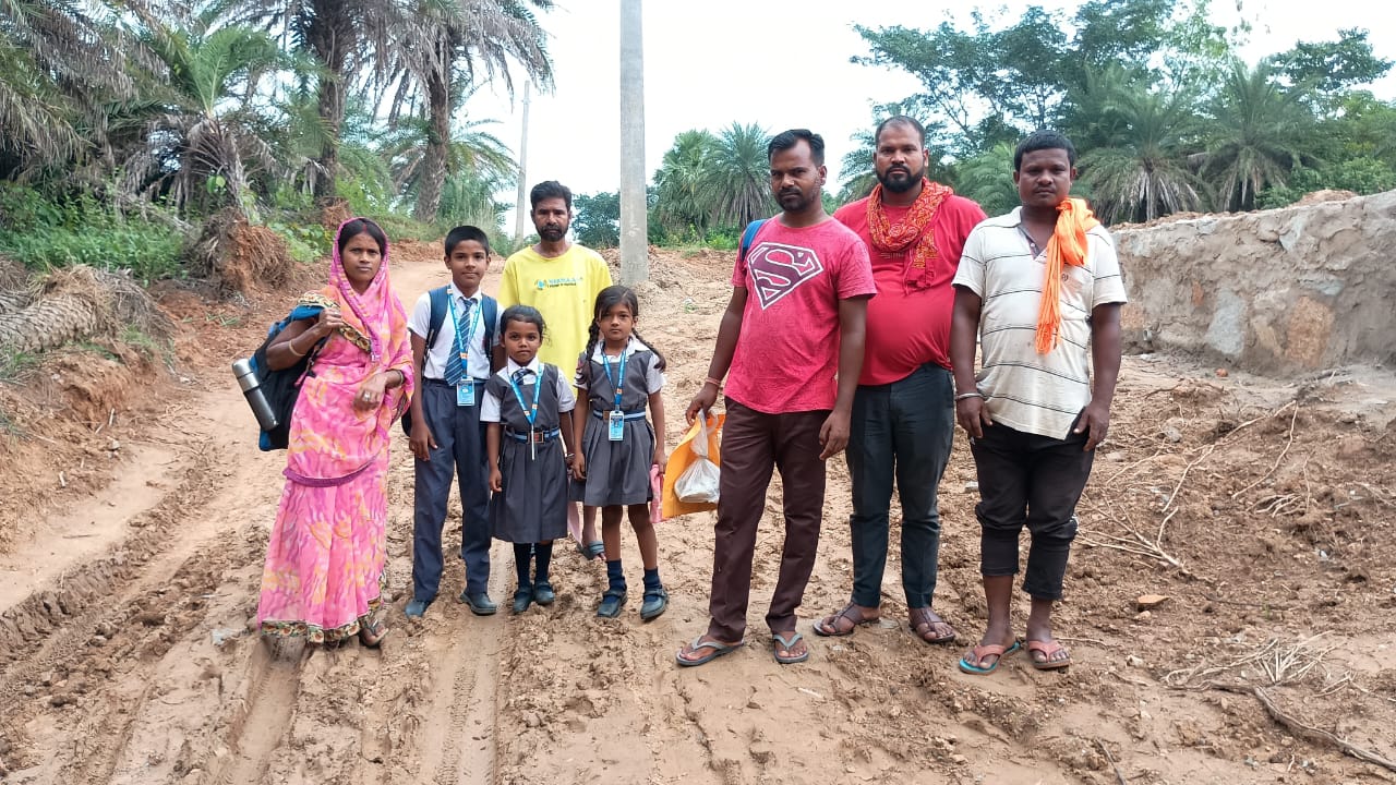 जादूगोड़ाः पीसीसी सड़क एक साल से अधूरी, विरोध में ग्रामीणों का प्रदर्शन