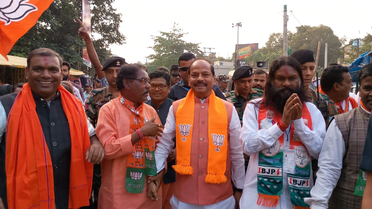 घाटशिला उपचुनावः पूर्व सीएम रघुवर दास ने की पदयात्रा, बाबूलाल सोरेन के लिए मांगा वोट