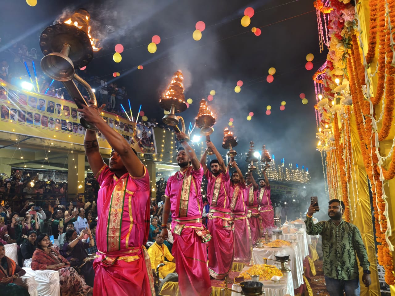 रामगढ़ः रजरप्पा में बनारस की तर्ज पर हुई गंगा महाआरती, भावविभोर हुए श्रद्धालु