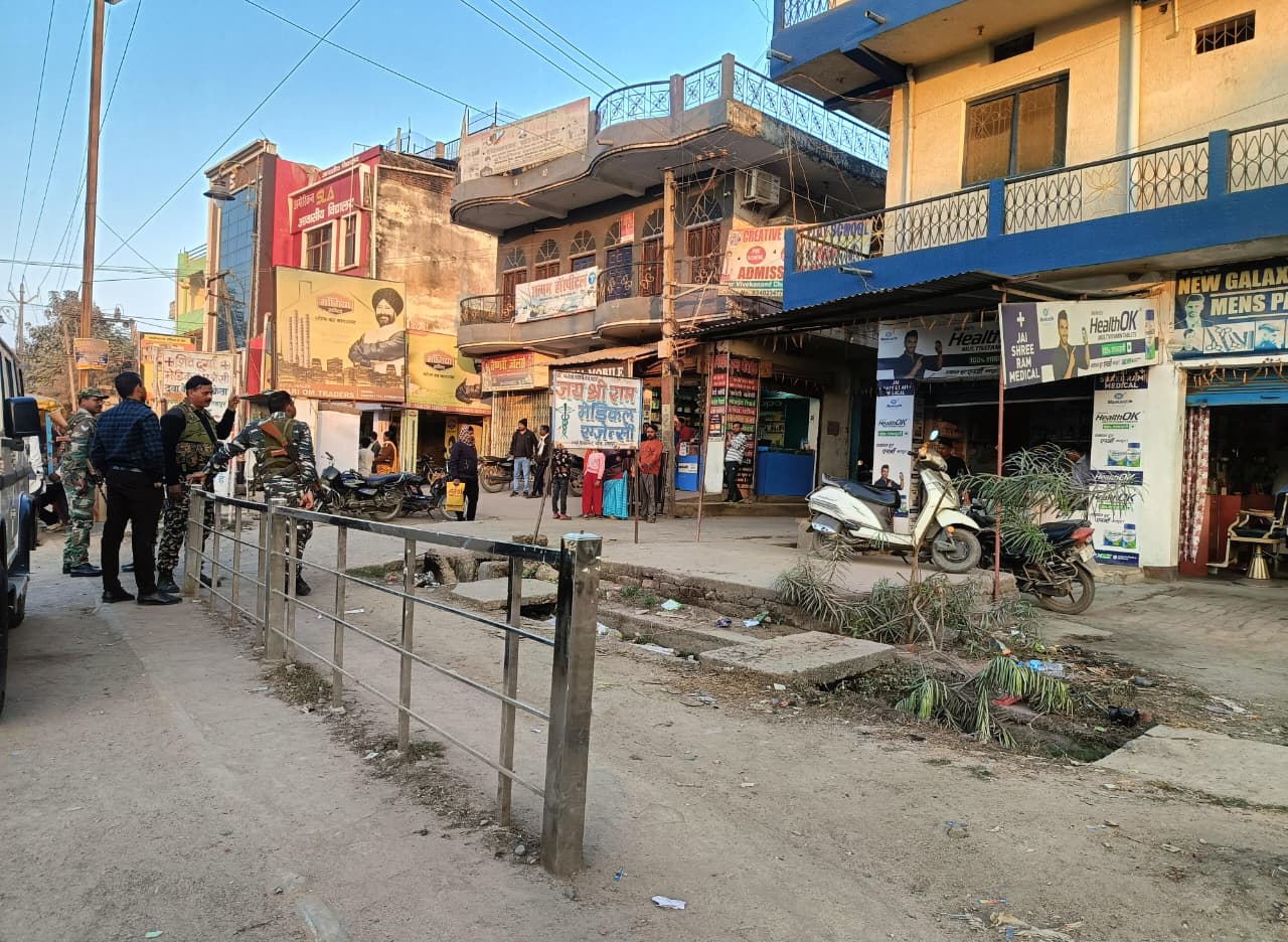 पलामूः शाहपुर चौक पर मेडिकल एजेंसी में 2 घंटे चली पुलिस की छापेमारी