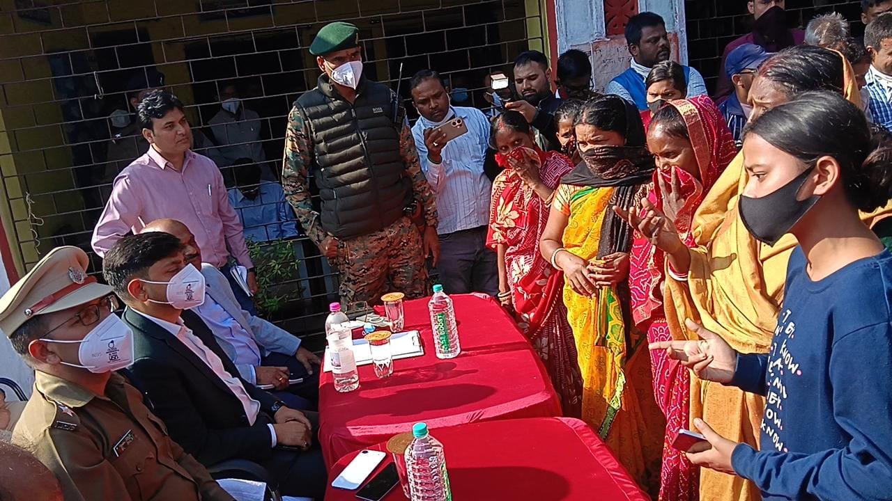 धनबादः केंदुआडीह जहरीली गैस रिसाव का कहर ; BCCL CMD व DC-SSP ने किया निरीक्षण, पीड़ितों की शिफ्टिंग तेज