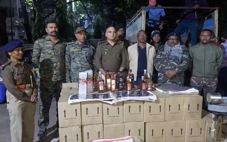 धनबादः अवैध शराब की मिनी फैक्ट्री का भंडाफोड़, 22 लाख की नकली अंग्रेजी शराब जब्त