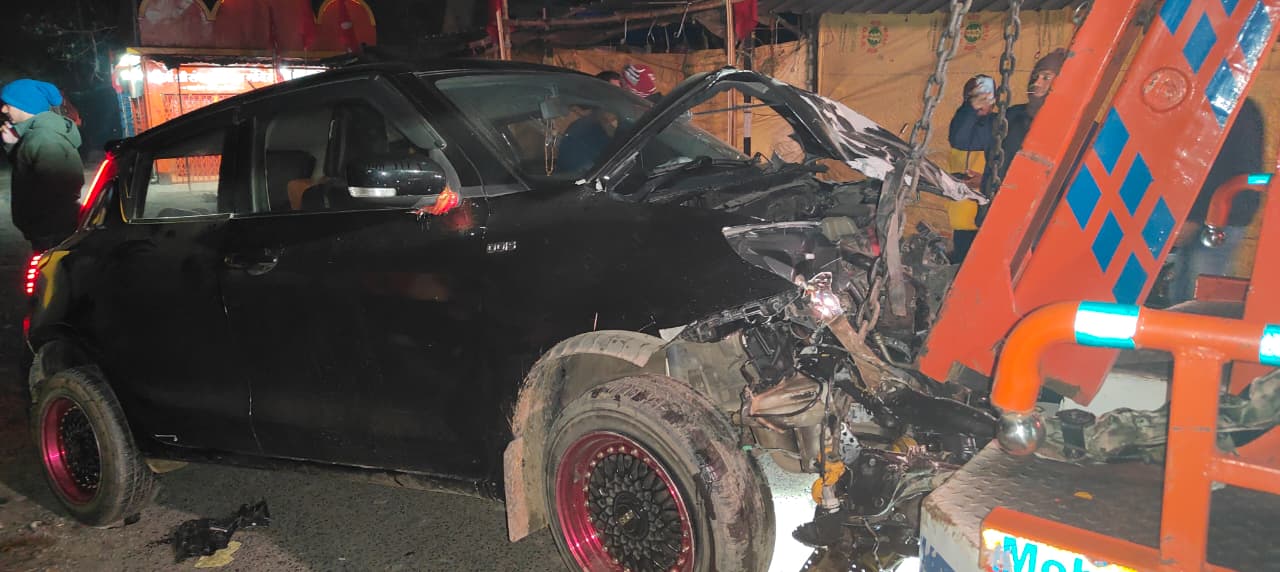 गिरिडीहः कार व पिकअप वैन के बीच आमने-सामने टक्कर, एक का चालक घायल