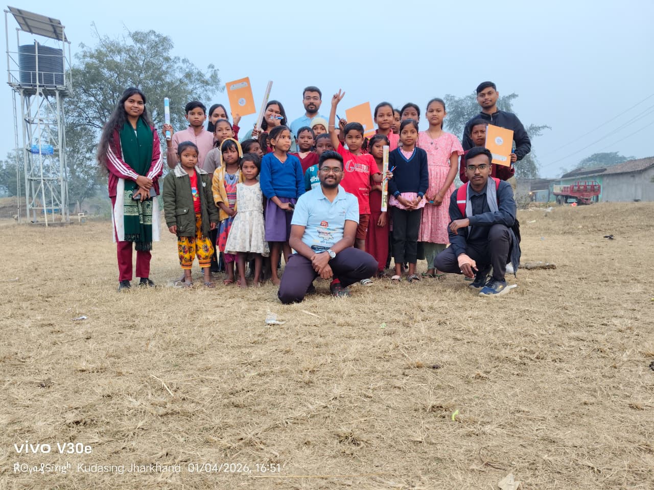 चाईबासाः बींज गांव में शिक्षा का अलख जगा रही पूरनचंद फाउंडेशन की टीम
