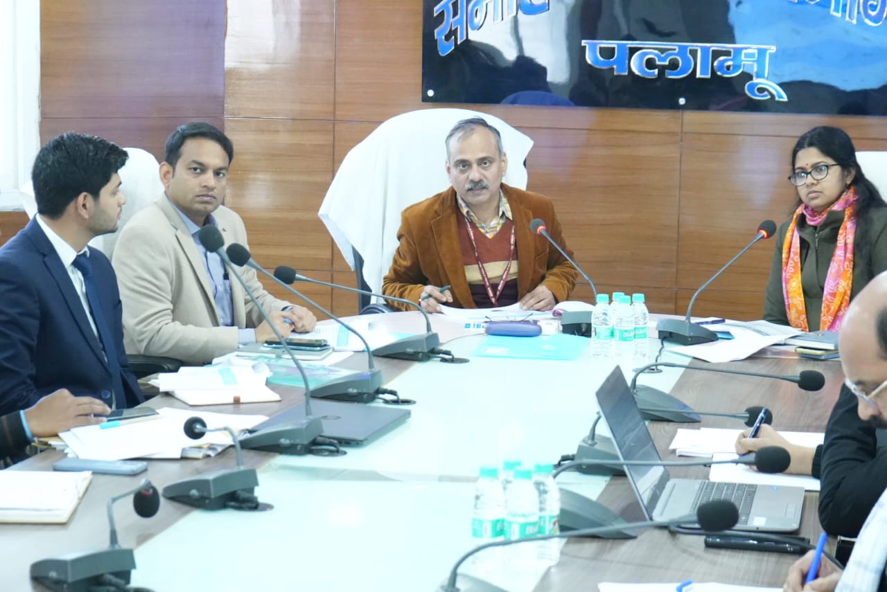 पलामूः केंद्र सरकार के संयुक्त सचिव ने जिले में नीति आयोग के तहत चल रहे कार्यों की समीक्षा की
